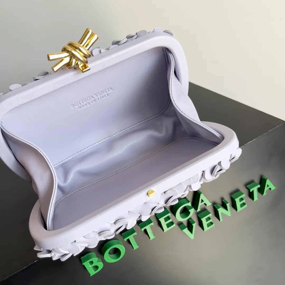 Batch 2060 Bottega Veneta 24 spring fashionable petal woven evening bag. No logo, no matter how shiny, this evening bag has gorgeous colors and eye-catching colors, and the forging of petal craftsmanship reveals the prosperity of spring. Original leather ➕ stainless steel hardware ➕ 24k real gold plating ➕ all handmade. Anyone who knows the history of our brand should have heard that the knot is a story of Bottega Veneta, and it is also one of the more important perfectly designed styles. Style number: 717622 Size: 20.5*6*12.5